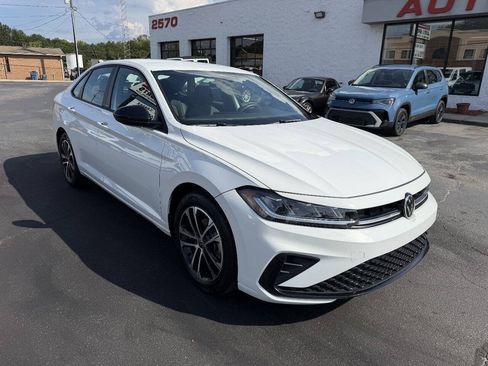 Used 2025 Volkswagen Jetta Sport FWD image 3