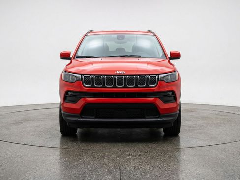 Used 2025 Jeep Compass Latitude image 2