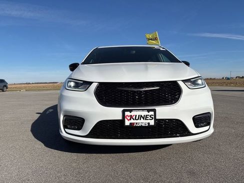 New 2026 Chrysler Pacifica Select image 2