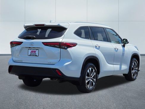 Used 2023 Toyota Highlander XLE AWD/4WD image 6