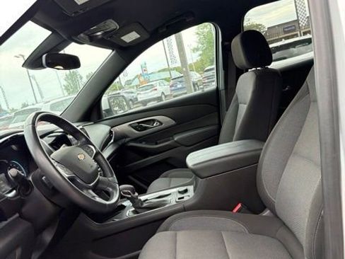 Used 2022 Chevrolet Traverse LT FWD image 12