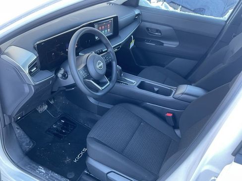 Used 2025 Nissan Kicks S image 9