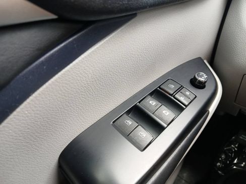 Used 2017 Toyota Highlander Plus FWD image 19