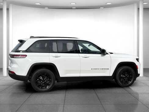 Used 2024 Jeep Grand Cherokee Altitude AWD/4WD image 8