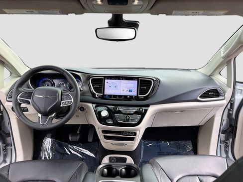Used 2023 Chrysler Pacifica Touring-L FWD image 3