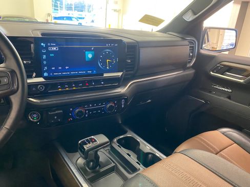 Used 2024 Chevrolet Silverado 1500 High Country w/ Technology Package image 12