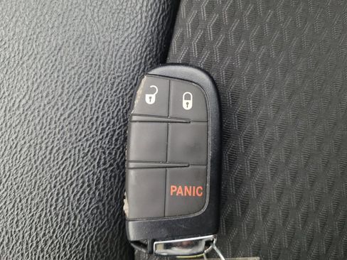 Used 2024 Jeep Compass Latitude image 32