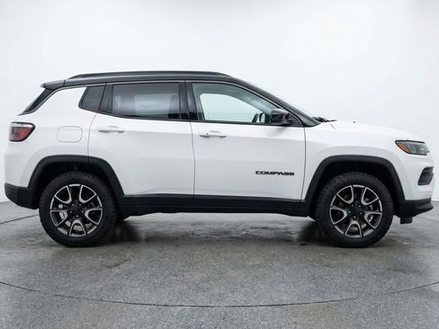 Used 2025 Jeep Compass Trailhawk image 11