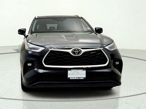 Used 2022 Toyota Highlander XLE AWD/4WD image 2