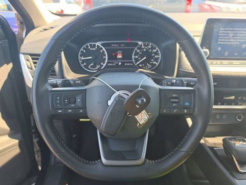 Used 2025 Nissan Rogue SV FWD image 11