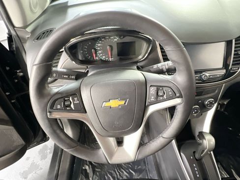 Used 2017 Chevrolet Trax LT w/ LT Convenience Package FWD image 11