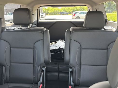Used 2023 GMC Acadia SLT w/ LPO, Floor Liner Package AWD/4WD image 27