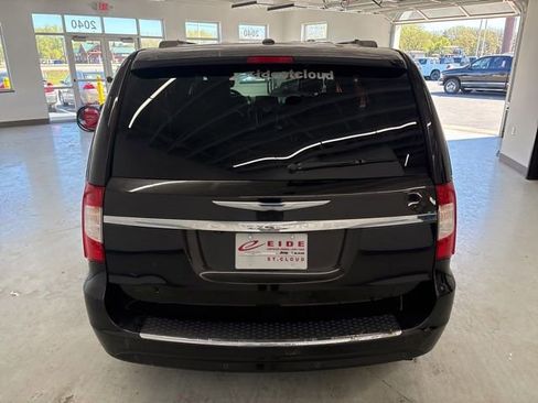 Used 2014 Chrysler Town & Country Touring-L FWD image 7