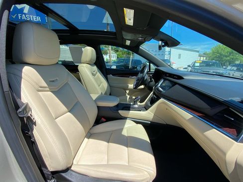Used 2017 Cadillac XT5 Luxury w/ Driver Awareness Package FWD image 9