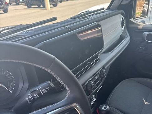 Used 2025 Jeep Wrangler Unlimited Sahara AWD/4WD image 8