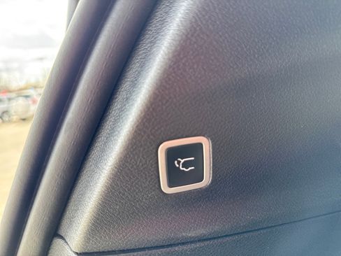 Used 2025 Chrysler Pacifica Select image 11