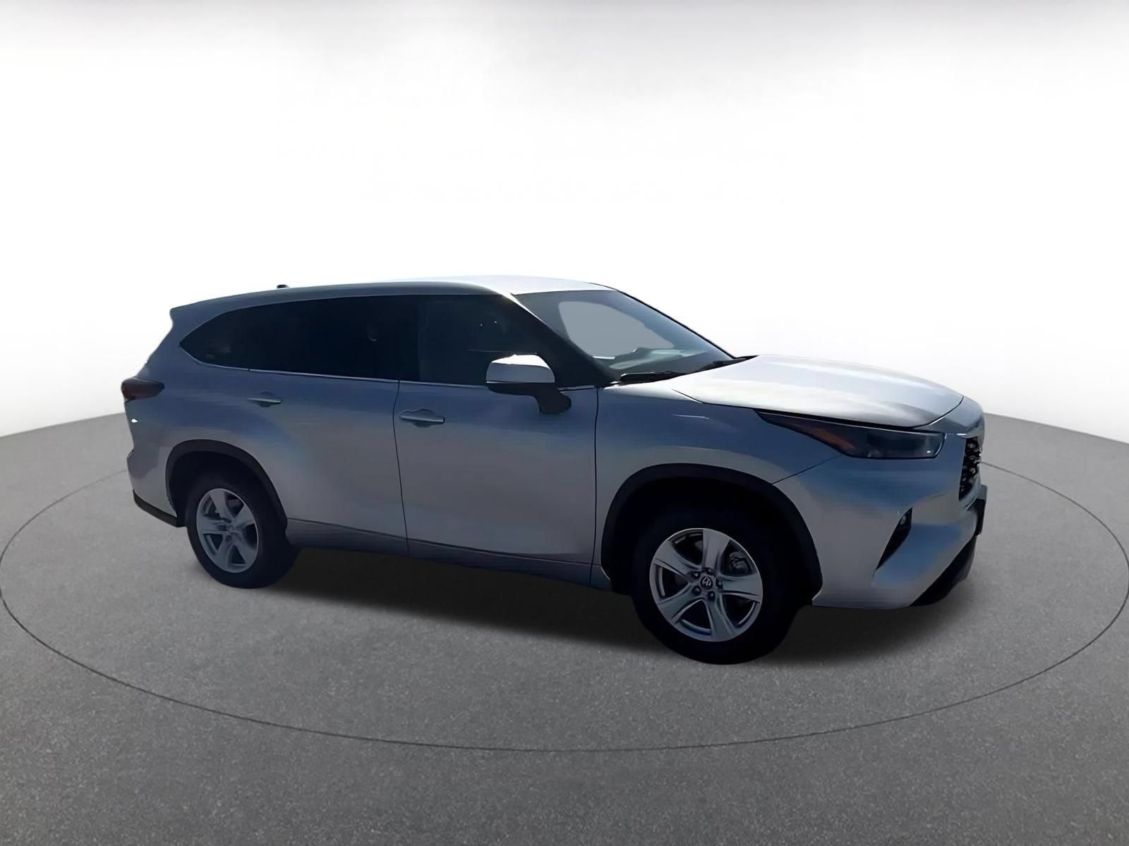 Used 2025 Toyota Highlander LE FWD image 2