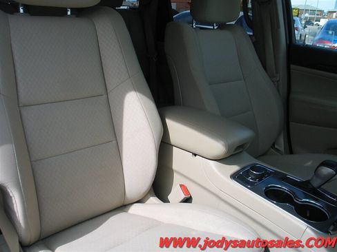 Used 2019 Jeep Grand Cherokee Laredo AWD/4WD image 23
