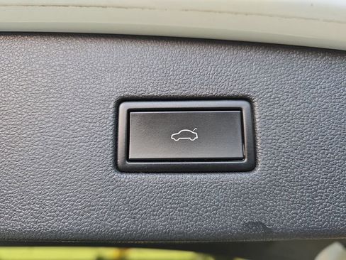 Used 2020 Volkswagen Tiguan SEL image 14