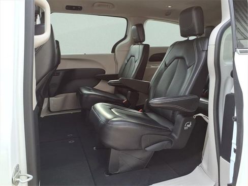 Used 2024 Chrysler Pacifica Touring-L image 22