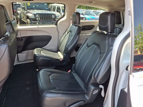 Used 2023 Chrysler Pacifica Touring-L FWD image 11