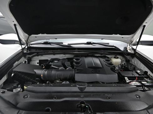 Used 2018 Toyota 4Runner SR5 image 5