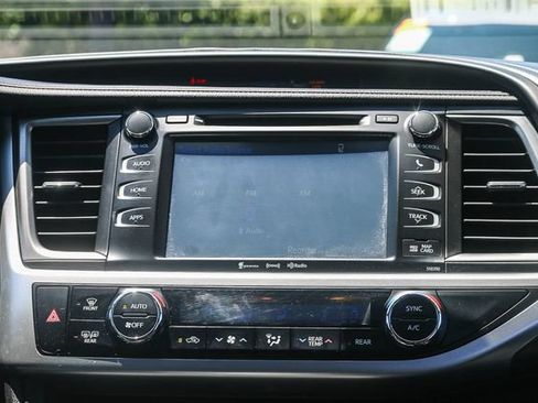Used 2018 Toyota Highlander SE FWD image 17