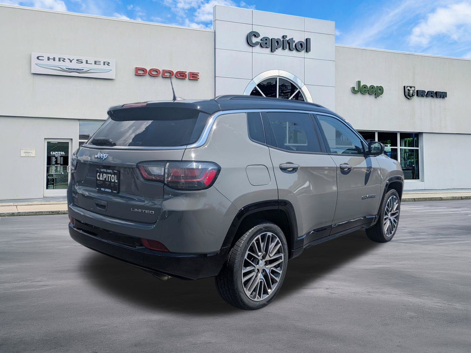 Used 2022 Jeep Compass Limited w/ Elite Group AWD/4WD image 3