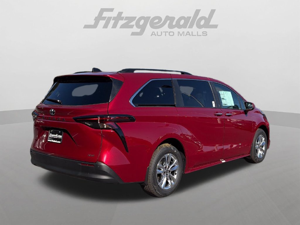 Used 2026 Toyota Sienna XLE FWD image 8