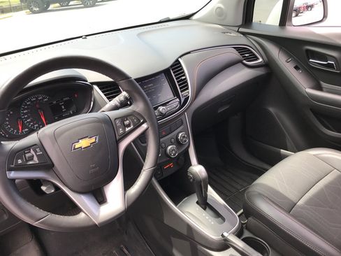 Used 2022 Chevrolet Trax LT w/ LT Convenience Package FWD image 11