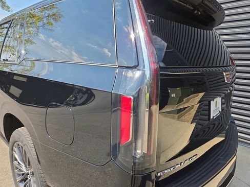 Used 2023 Cadillac Escalade ESV V AWD/4WD image 28