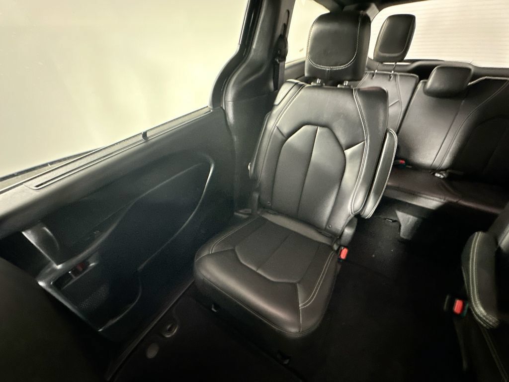 Used 2025 Chrysler Pacifica Select FWD image 12