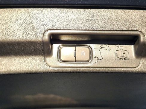 Certified 2022 Ford Explorer XLT w/ Equipment Group 202A image 33