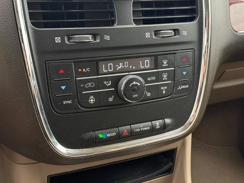 Used 2014 Chrysler Town & Country Touring-L w/ Driver Convenience Group FWD image 20