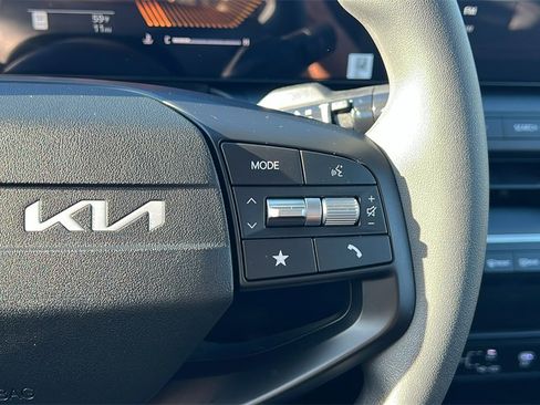 New 2025 Kia K4 LXS image 17