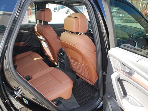 Used 2025 Audi Q5 e Prestige w/ Prestige Package image 13