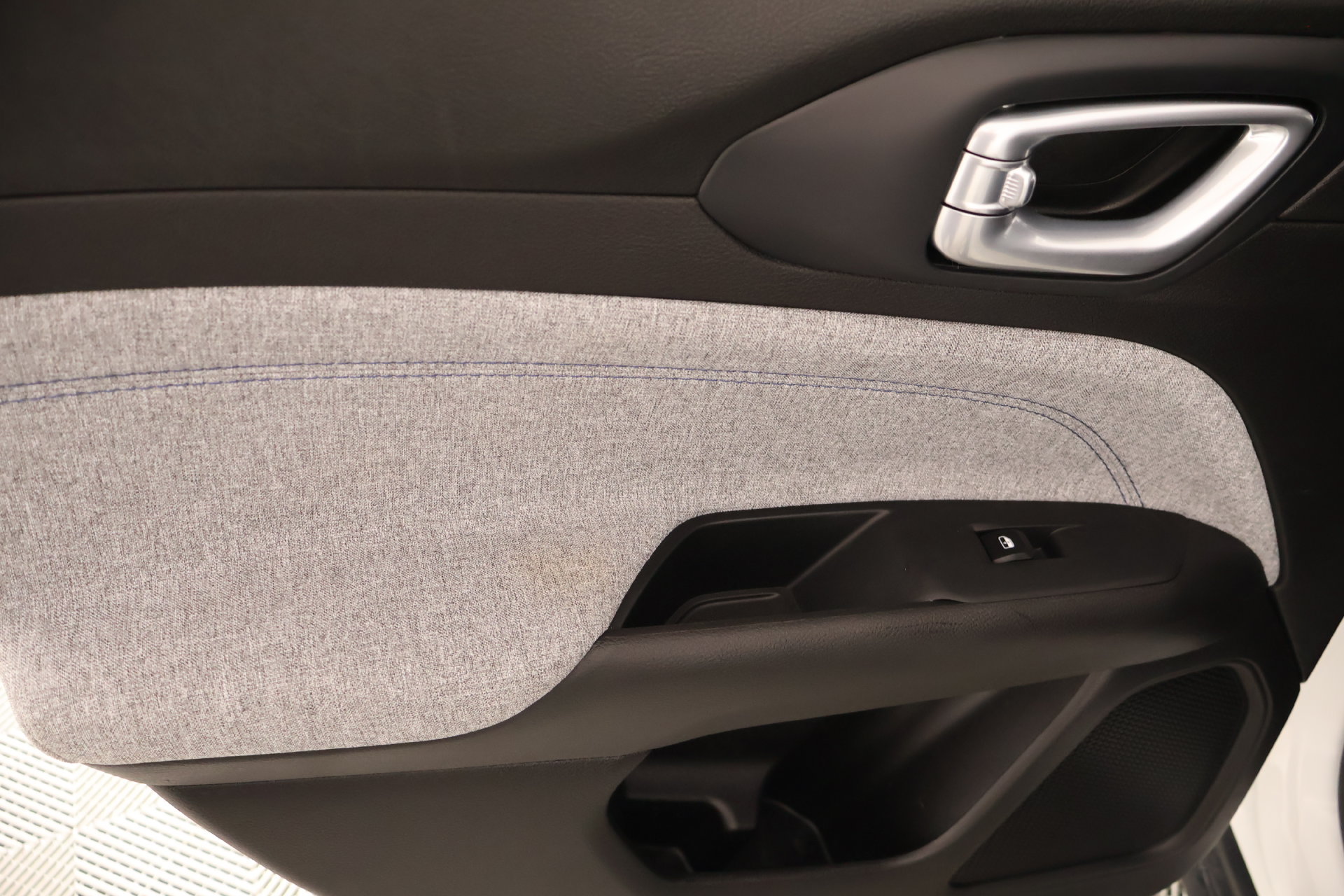 Used 2025 Jeep Compass Latitude AWD/4WD image 15