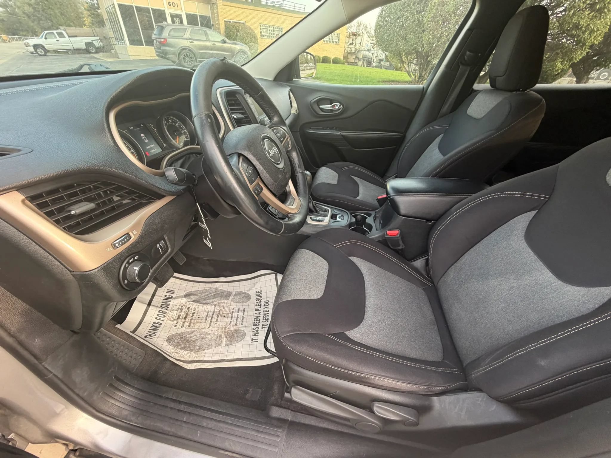 Used 2015 Jeep Cherokee Sport FWD image 11