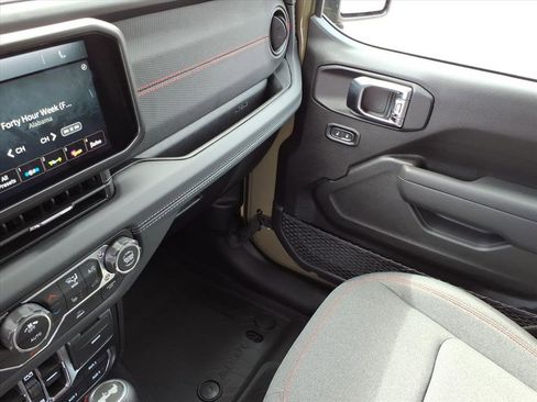 Used 2025 Jeep Wrangler Unlimited Rubicon w/ Convenience Group image 16