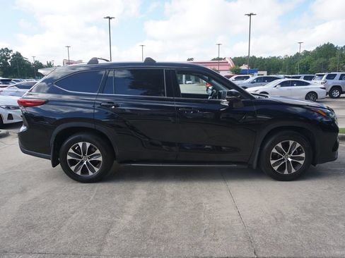 Used 2021 Toyota Highlander XLE FWD image 22