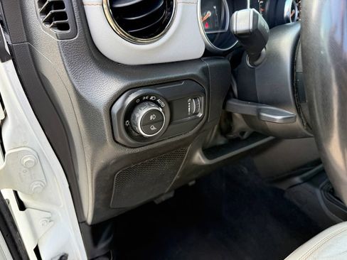 Used 2023 Jeep Gladiator Overland image 13