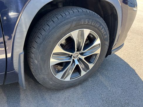 Used 2020 Toyota Highlander XLE AWD/4WD image 6