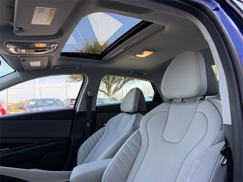 Used 2025 Hyundai Elantra Limited image 23