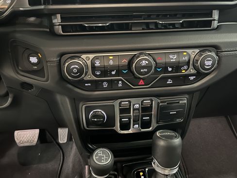 Certified 2025 Jeep Gladiator Sport AWD/4WD image 25