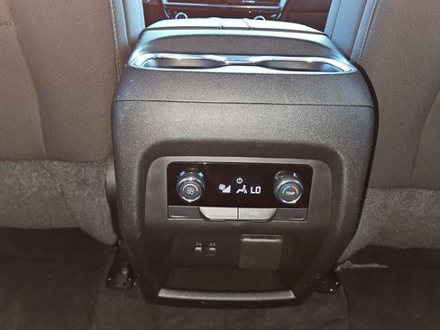 Used 2024 Chevrolet Traverse LT FWD image 17