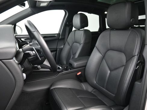 Certified 2025 Porsche Macan image 5