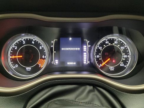 Used 2014 Jeep Cherokee Latitude w/ Cold Weather Group AWD/4WD image 23
