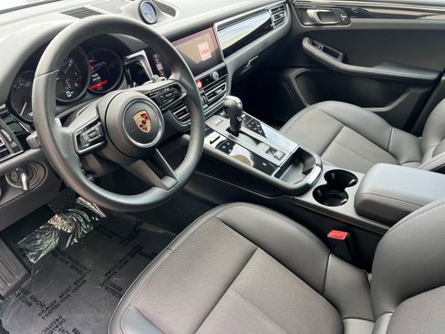 Certified 2025 Porsche Macan image 4