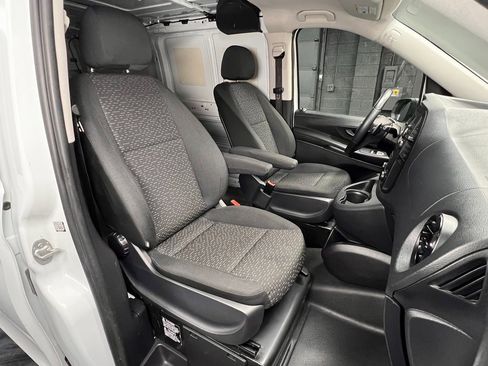 Used 2022 Mercedes-Benz Metris image 3