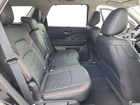 New 2025 Nissan Pathfinder Platinum w/ Black Appearance Package image 15